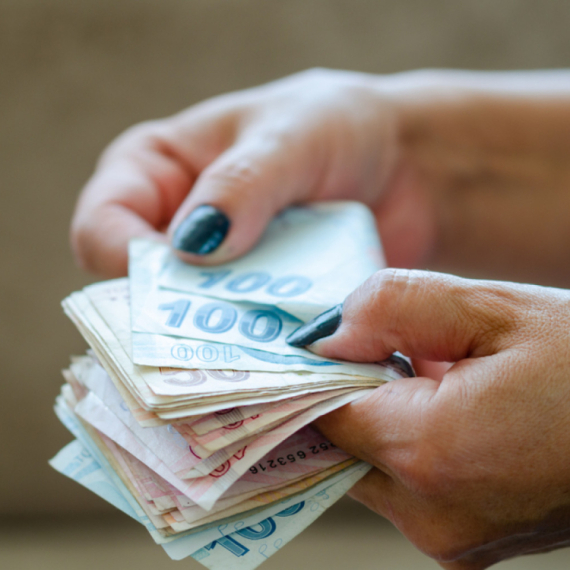 Totalno potonuće ove valute: Pala na istorijski minimum
