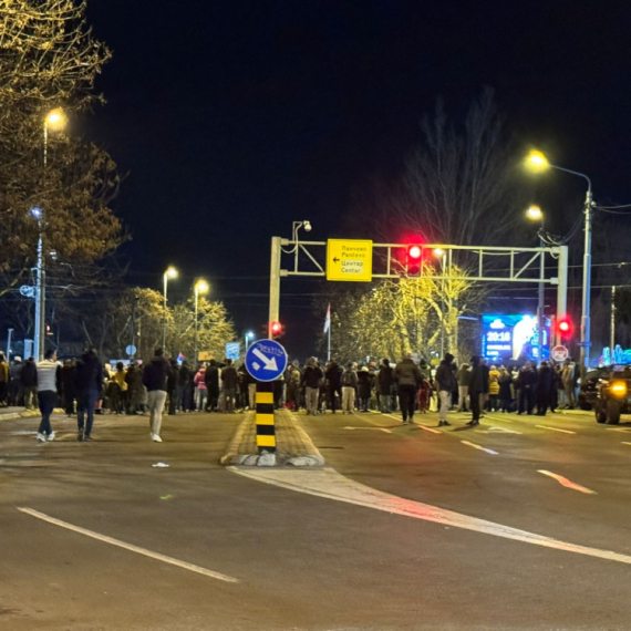Demonstrant napao prolaznika: U alkoholisanom stanju ga udario pesnicom