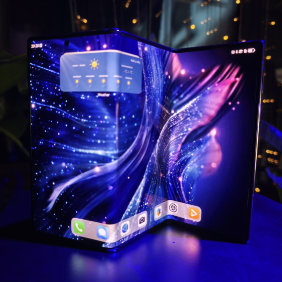 Huawei u Srbiju doneo prvi svetski trostruko sklopivi telefon FOTO/VIDEO