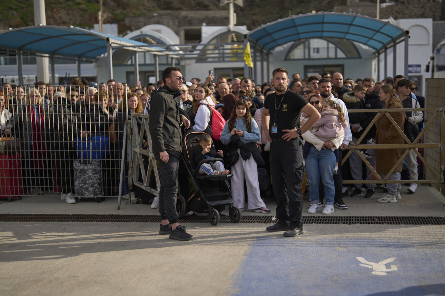 Terrible images from Greece: People behind the wire, trying to escape; Tsunami is also possible VIDEO/PHOTO