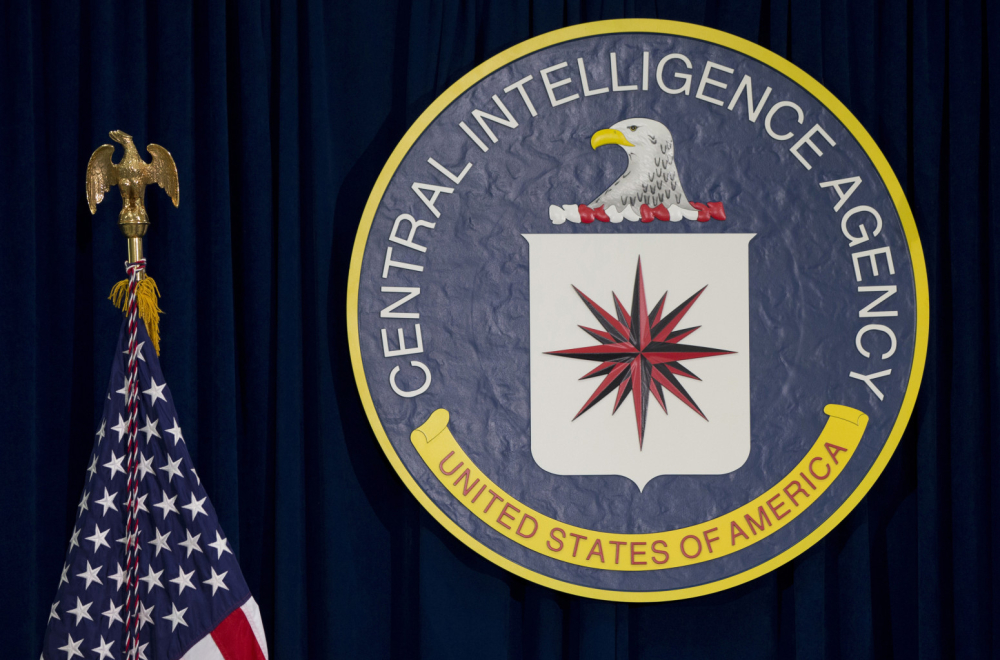 Tramp šalje celokupnu garnituru CIA u penziju