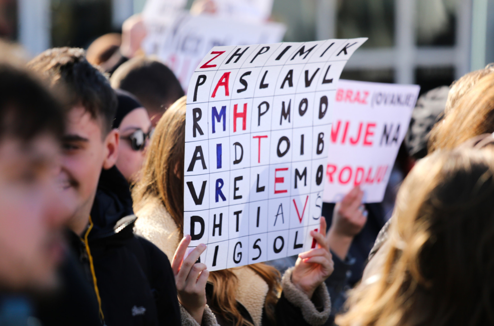 Maturant "Mokranjca"' pokušao da objasni zašto nije u klupi, pa se sam "ukopao" VIDEO