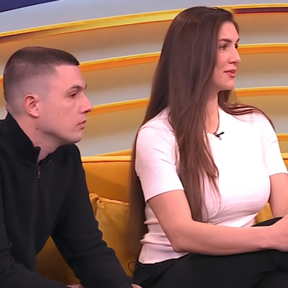 On je imao 18, a ona 15 kada su se upoznali: Danas imaju 6 sinova i čekaju 7. bebu VIDEO