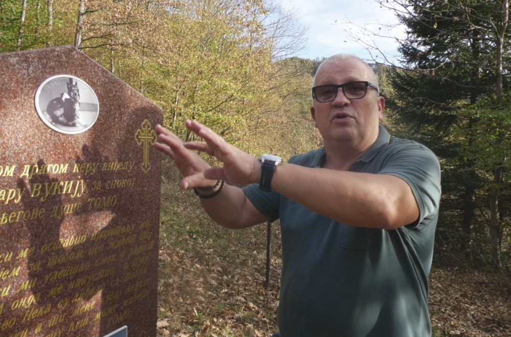 Potresna priča o prijateljstvu; Čovek sebi i psu podigao nadgrobni spomenik: "Zašto me ostavi prijatelju" FOTO