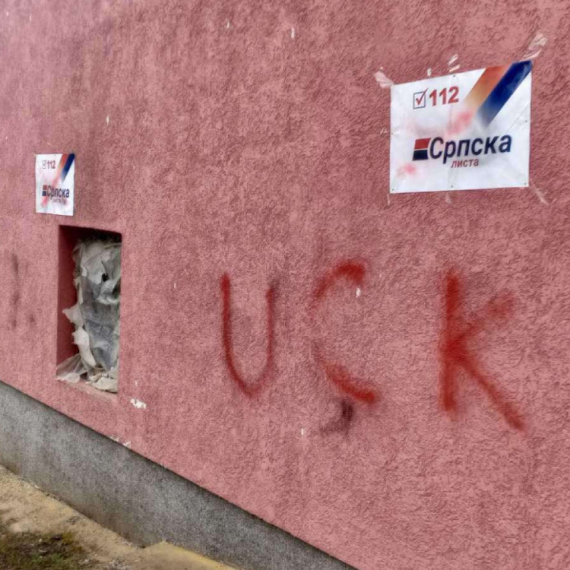 Prešarani plakati Srpske liste – ispisani grafiti "UČK"