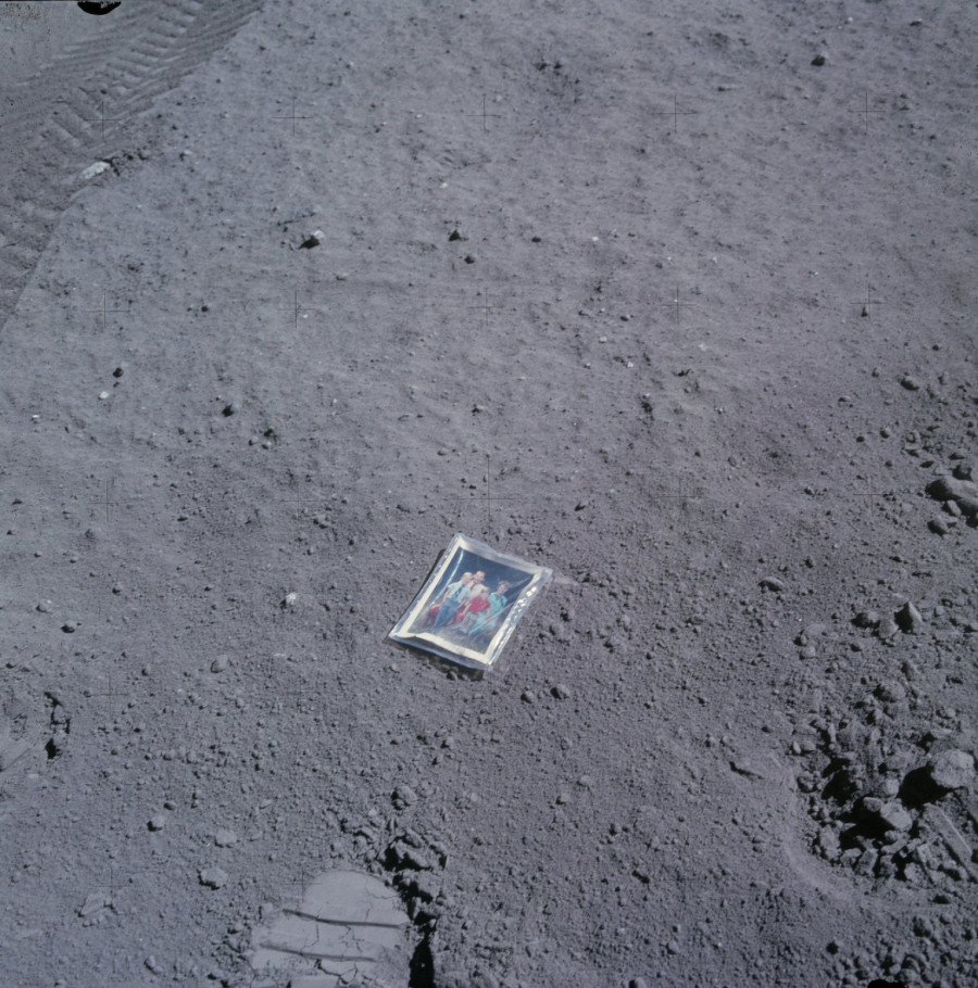 Na Mesecu već 50 godina stoji ova fotografija: Ovo je porodica s planete Zemlje FOTO