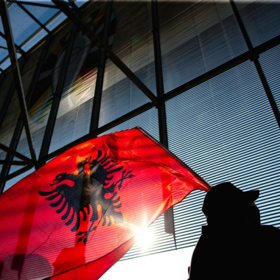 Neviđena provokacija: Albanci sa zastavom upali među Srbe