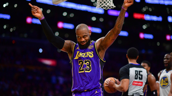 Luka gleda i uživa – brutalni Lebron treći put bolji od Karija VIDEO