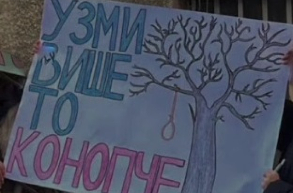 Nova zloupotreba dece u političke svrhe: Transparentom ispred škole pozivaju Vučića da se obesi FOTO