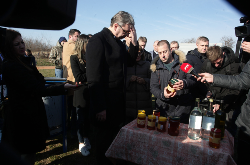 Vučić u Novom Kneževcu: Država će pomoći proizvođačima meda protiv lažnog iz uvoza FOTO