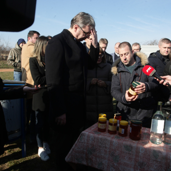 Vučić u Novom Kneževcu: Država će pomoći proizvođačima meda protiv lažnog iz uvoza FOTO