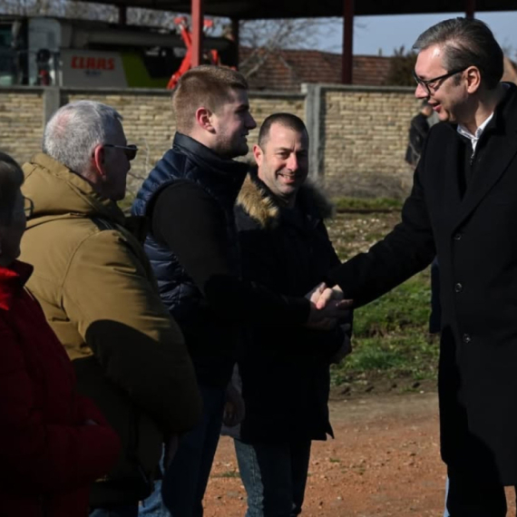 Vučić u Kanjiži: "Važno je da dovedemo fabriku u Potiski region"; "Obilaznica će koštati milijardu"