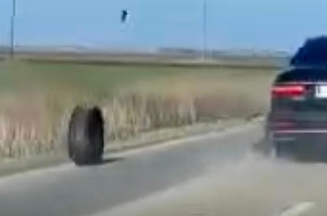 Slučajnost ili? Izbegnuta strašna tragedija: Sa vozila u kom je bio Vučić otpao točak VIDEO