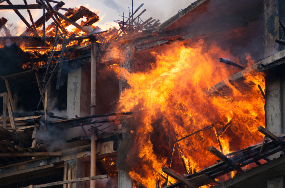 Massive fire in the neighborhood – more than 30 houses completely burned down, people urgently evacuated PHOTO