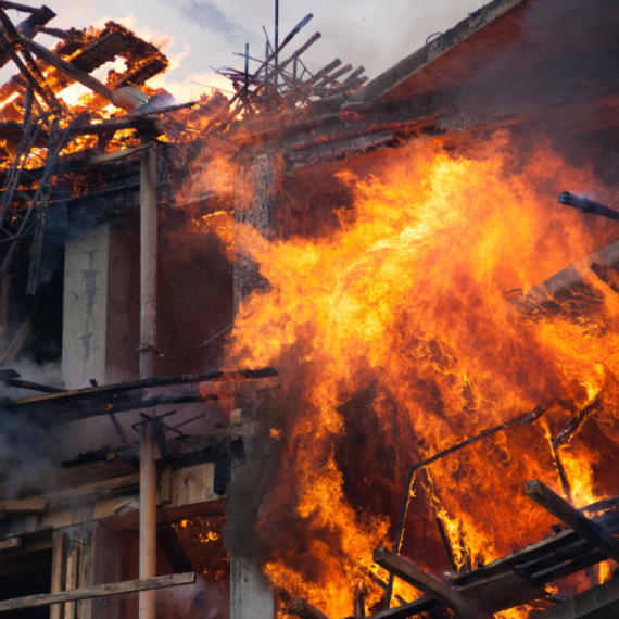 Massive fire in the neighborhood – more than 30 houses completely burned down, people urgently evacuated PHOTO