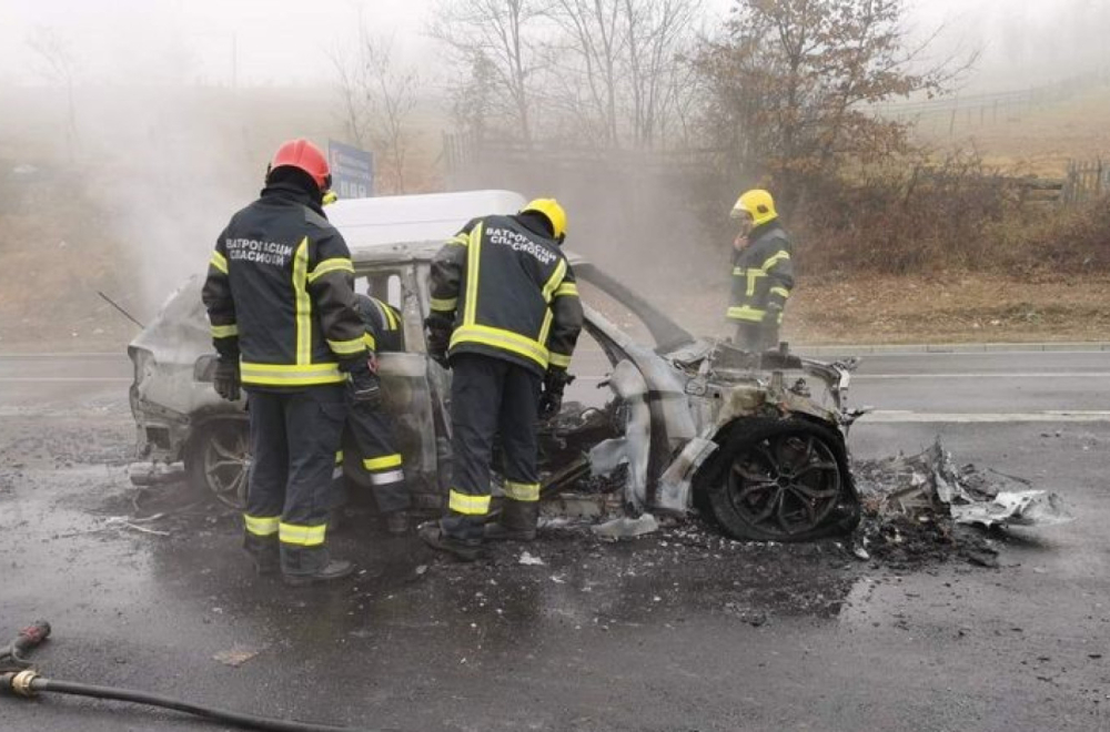 Zapalio se automobil na magistrali: Među putnicima bilo i dece FOTO/VIDEO