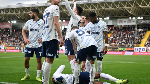 Haos u Turskoj – fudbaler Fenera dobio flašicu u glavu