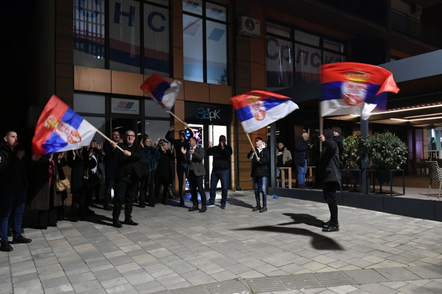 Počasna kolona automobila sa srpskim trobojkama; Pobeda svih Srba koji su istrpeli teror Kurtija FOTO/VIDEO