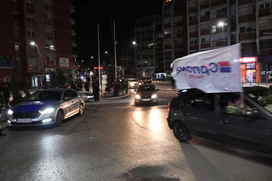 Počasna kolona automobila sa srpskim trobojkama; Pobeda svih Srba koji su istrpeli teror Kurtija FOTO/VIDEO