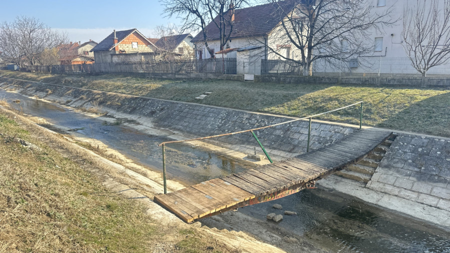 Nesvakidašnja situacija u Čačku: Inspekcija uklonila drveni most, a onda su meštani uradili ovo FOTO