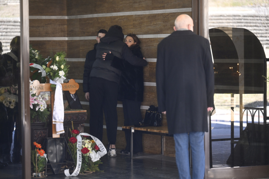 Sahranjen Dejan Matić: Uplakane kolege ispratile glumca na večni počinak