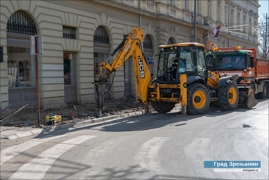 Zrenjanin se uveliko priprema: Počeli radovi na Trgu slobode FOTO