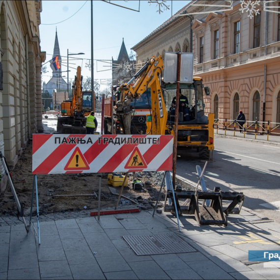 Zrenjanin se uveliko priprema: Počeli radovi na Trgu slobode FOTO