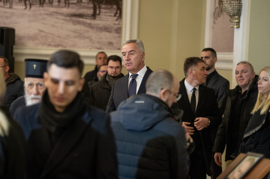 Pokušavaju da zatru srpski trag u Crnoj Gori; Analitičari sumnjaju da je Milo Đukanović otišao sa vlasti