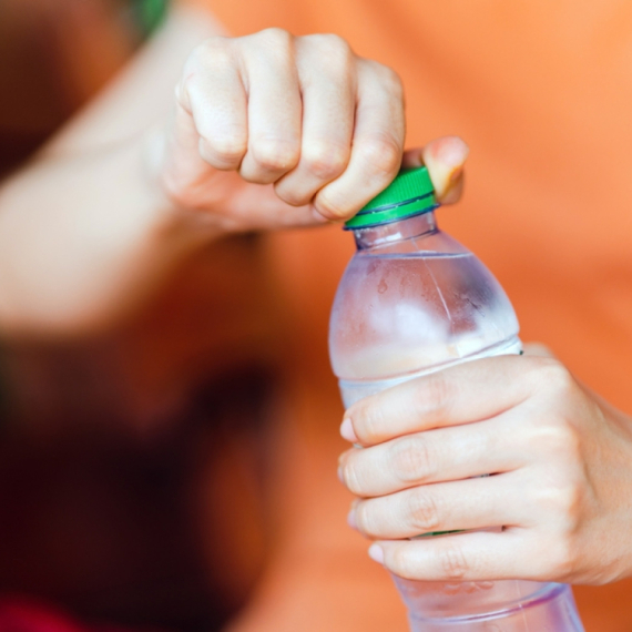 Plastične flaše se opet menjaju: Nakon pričvršćenog čepa još jedna novina