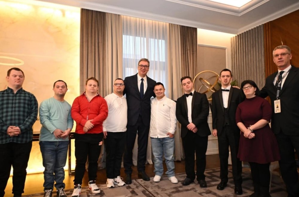 Vučić u Daun centru: Zajedničkim snagama možemo da učinimo mnogo, hvala im na toplini i osmesima FOTO