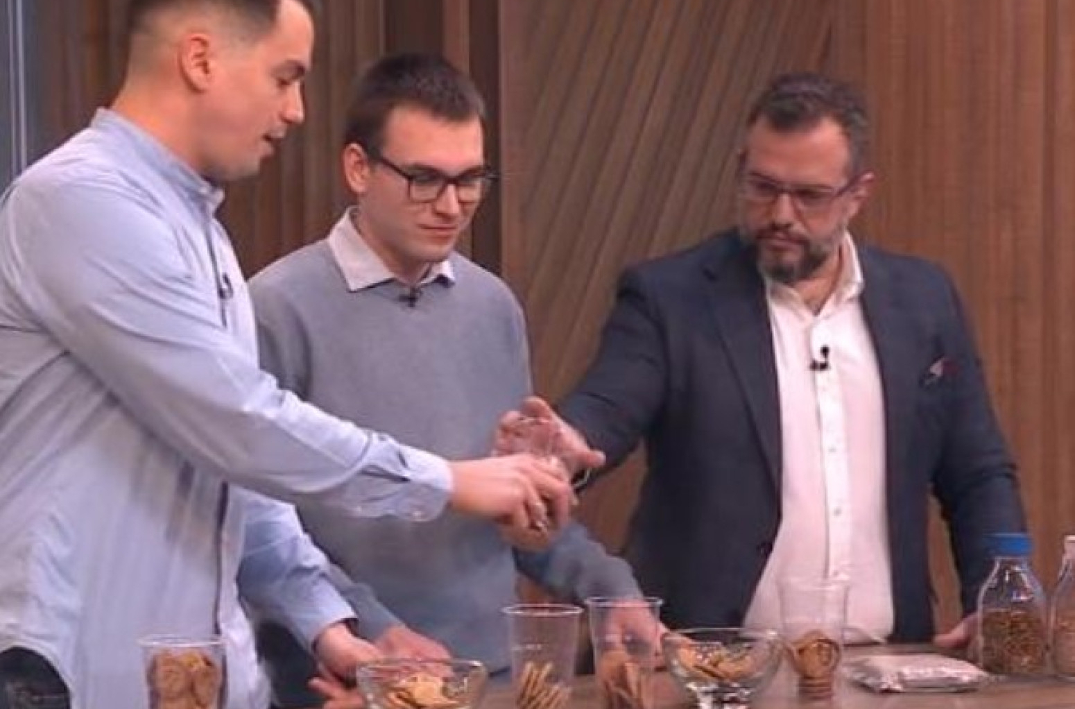 Srpski voditelj probao keksiće od crva, prekrstio se pa uzdahnuo: "Zašto, pobogu?" VIDEO