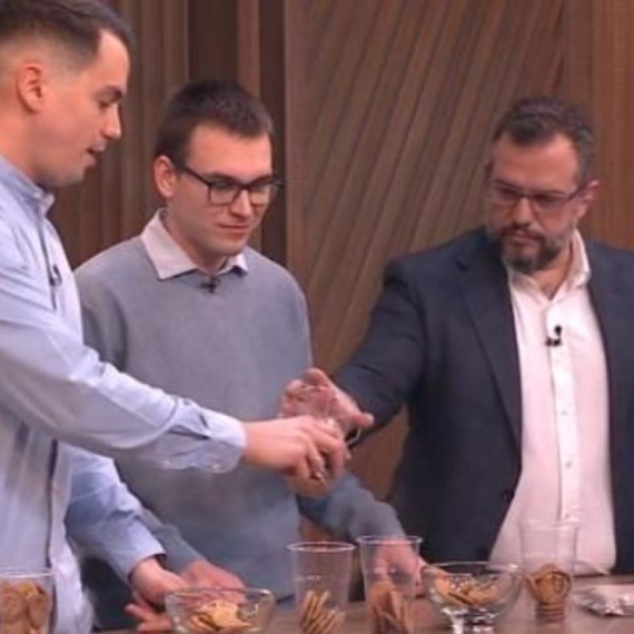 Srpski voditelj probao keksiće od crva, prekrstio se pa uzdahnuo: "Zašto, pobogu?" VIDEO