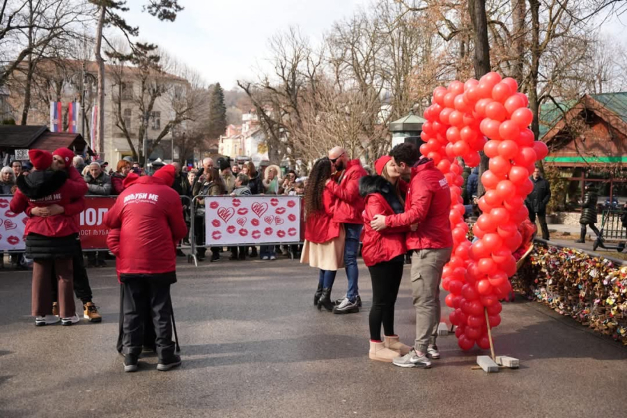 Andrea i Miloš se ljubili 36 minuta bez prestanka: Oni su pobednici takmičenja u Vrnjačkoj Banji FOTO