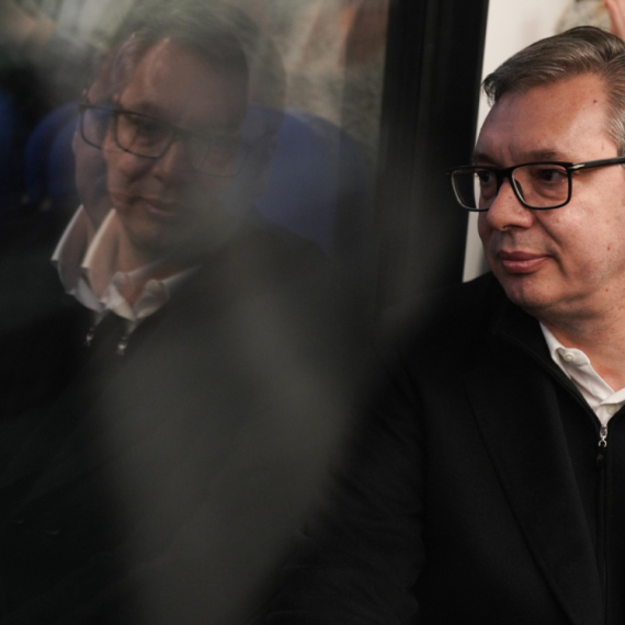 Vučić iz voza na putu ka Sremskoj Mitrovici: Gotovo je sa pokušajima obojene revolucije, narod želi da radi