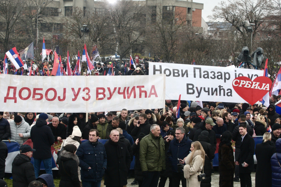 Spektakularna atmosfera u Sremskoj Mitrovici; Građani ujedinjeni, vijore se srpske trobojke FOTO
