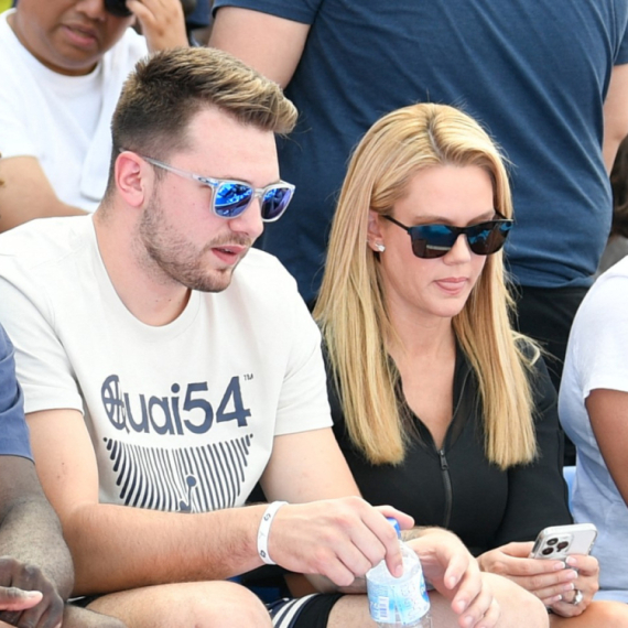 Lepa Slovenka je najveća podrška Luki Dončiću, a njene slike u bikiniju obilaze svet FOTO