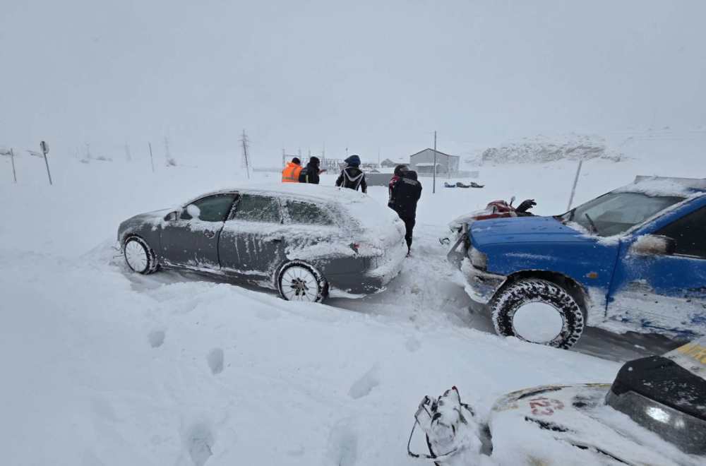 Drama kod Nikšića: Dve osobe ostale zavejene u automobilu, treća izašla iz vozila i nestala FOTO/VIDEO