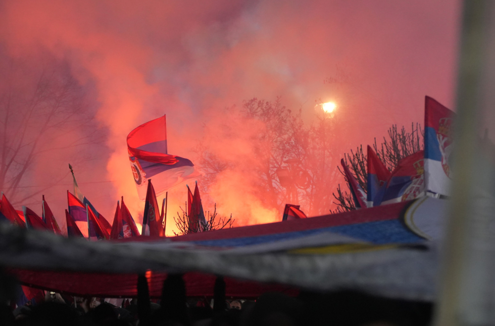 Spektakularna atmosfera u Sremskoj Mitrovici; Građani ujedinjeni, vijore se srpske trobojke FOTO