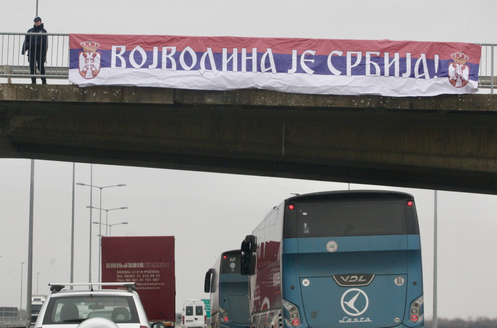 MUP: Autobus iz Republike Srpske kamenom oštećen u blizini Sremske Mitrovice