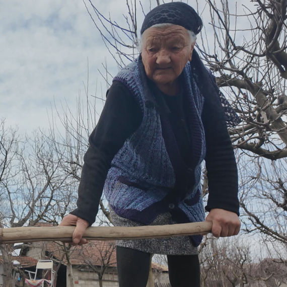 Ima 90 godina i sama okopava baštu i sređuje dvorište FOTO