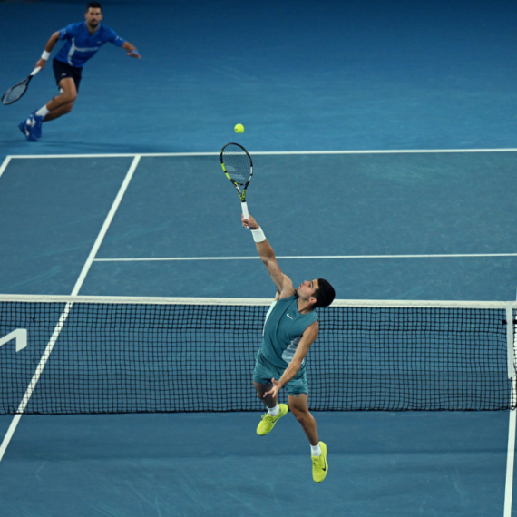 Tenis na pesku i kamilama – kako su se snašli Đoković i Alkaras? VIDEO