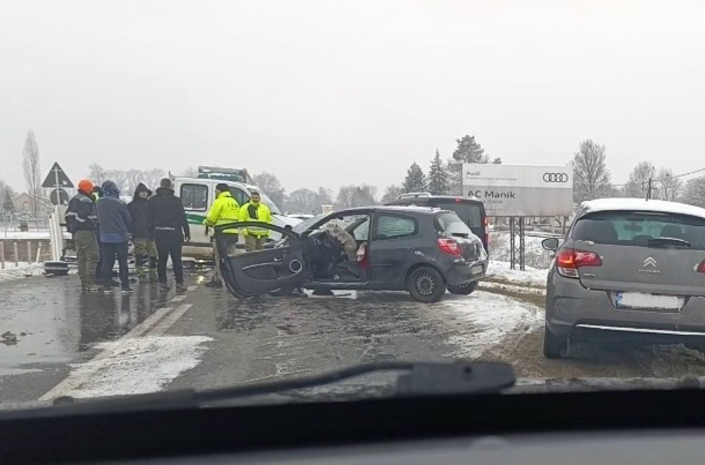 Težak udes na putu Kraljevo-Vrnjačka Banja: Povređena devojka FOTO