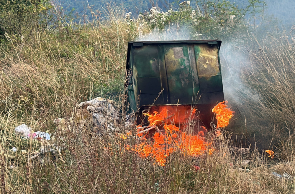 Zapaljen kontejner kod Čačka: Reagovale vatrogasne ekipe