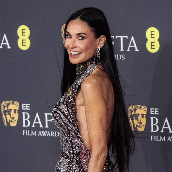 Najseksi izdanje vatrene glumice: Kristali sa njenog zgodnog tela obasjali London FOTO