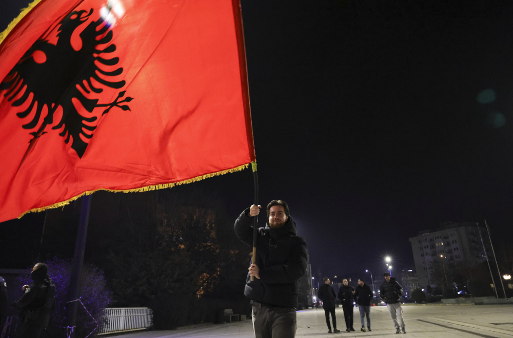Vozili kroz Severnu Mitrovicu sa albanskim zastavama, tzv. kosovska policija privela 11 osoba