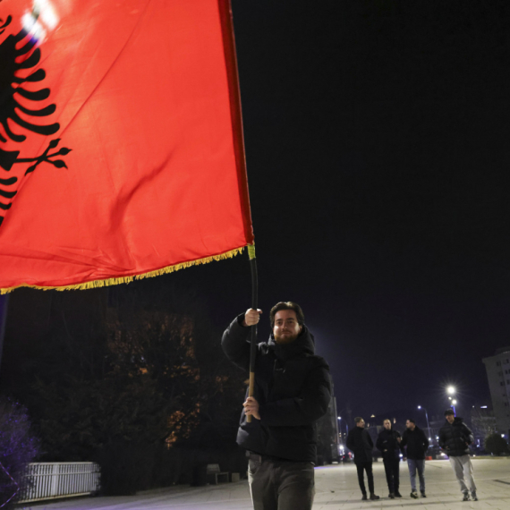 Vozili kroz Severnu Mitrovicu sa albanskim zastavama, tzv. kosovska policija privela 11 osoba
