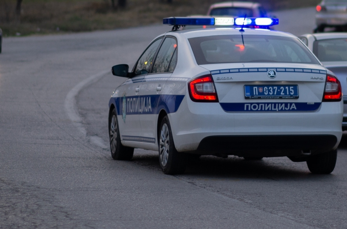 Isključen iz saobraćaja zbog nasilničke vožnje: Jurcao BMW-om 180 na sat, preticao preko pune linije