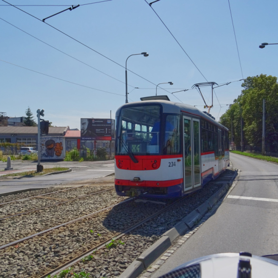 Drama u Osijeku: Bager podigao tramvaj i ostao da visi na žici; "Sam Bog nas je spasio" FOTO