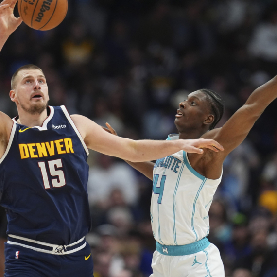 Jokić dominirao protiv Nurkića – "ispaljivao" trojke, novi "Sombor-dabl", Denver niže pobede VIDEO