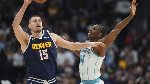 Jokić dominirao protiv Nurkića – "ispaljivao" trojke, novi "Sombor-dabl", Denver niže pobede VIDEO
